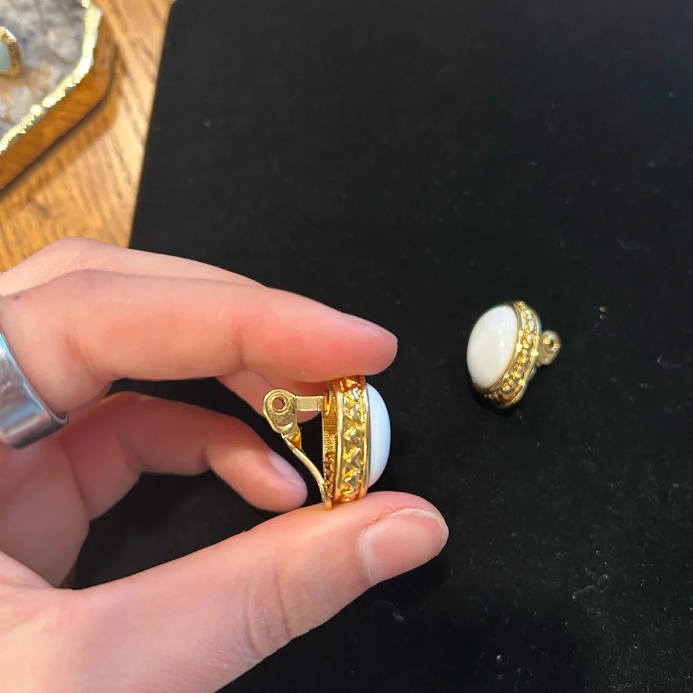 Vintage Monet Signed Clip On Earrings White‎ and Gold Oval Elegant 50s Estate